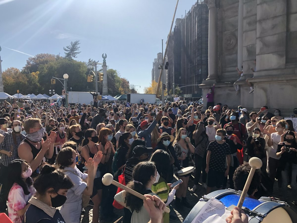 A Crowd gathered under the arch at Grand Army Plaza, Brooklyn to celebrate Joe Biden’s victory over Donald Trump, Copyright 2020 by Khoi Vinh