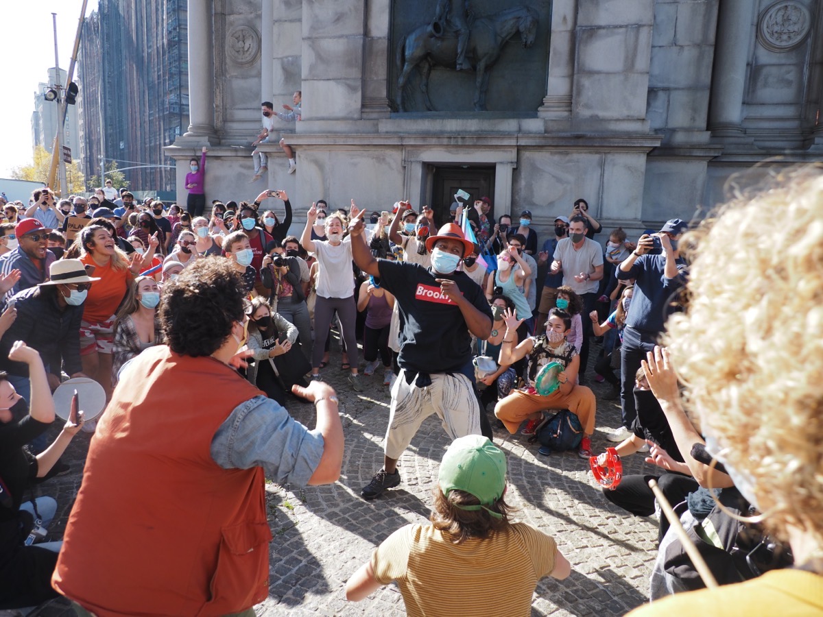 A man leads the crowd in cheering at Grand Army Plaza, Brookyn, Copyright 2020 by Khoi Vinh